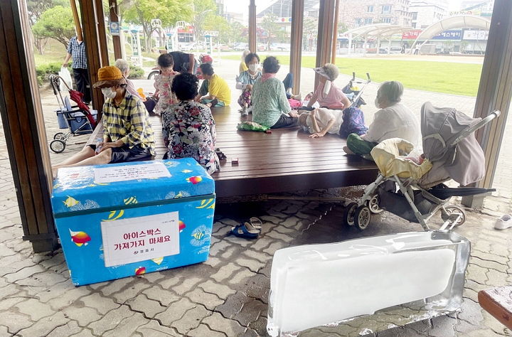 [정읍=뉴시스] 여름철 주민들이 모여있는 무더위 휴식처 모정에 생수와 어음이 비치돼 있다. *재판매 및 DB 금지