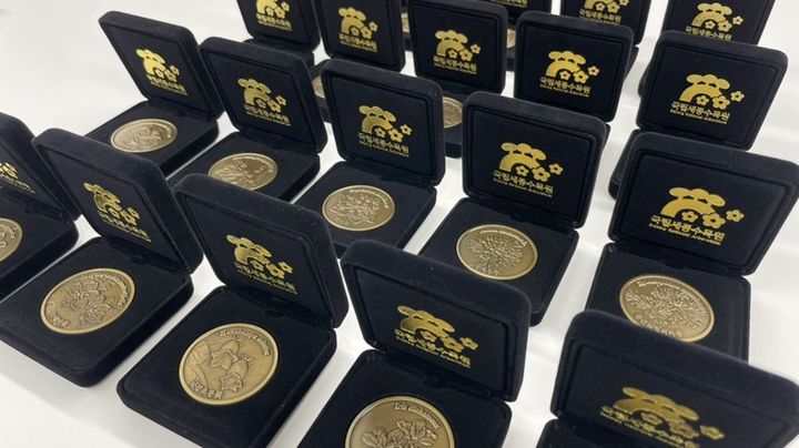 [대전=뉴시스] '전국 수목원·정원 스탬프 투어, 아름다운 동행'에 동참하는 66개 수목원·정원 중 3개 기관을 방문해 스탬프 인증 시 제공되는 자생식물 기념주화. (사진=한국수목원정원관리원 제공) 2025.06.04. photo@newsis.com *재판매 및 DB 금지