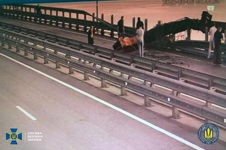 [뉴시스] 사진은 3일 우크라이나 보안국(SBU)이 공개한 파손된 크림대교 수중교각 사진 (사진=SBU 텔레그램) 2025.6.4&nbsp; *재판매 및 DB 금지