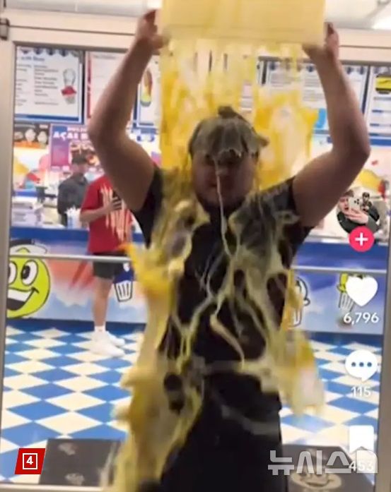 [뉴시스] 3일 SNS에서 장난 영상으로 유명한 카일 바스케즈가 타인의 집 안을 무단으로 촬영한 혐의로 체포됐다. (사진=Newyork Post) 2025.06.03. 