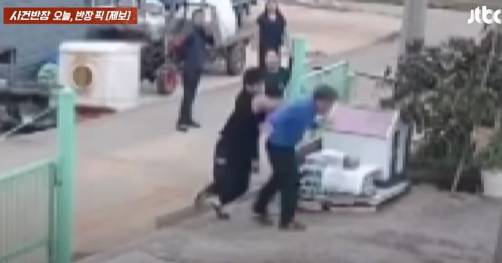 [뉴시스] 지난해 10월 13일, 전남 무안군 현경면 평산리의 한 시골 마을에서 당시 중학교 3학년이던 C군은 이웃 70대 노인 A씨를 주먹으로 폭행했고, A씨는 쓰러져 병원으로 이송된 뒤 4일 만에 사망했다. (사진=JTBC '사건반장') *재판매 및 DB 금지