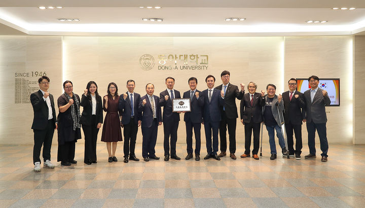 [부산=뉴시스] 동아대학교는 중국 산동성의 대표적인 공립 직업교육기관인 제녕직업기술대학과 실무 중심 교류 확대 및 유학생 교류 강화를 위한 우호 교류협정(MOU)을 체결했다고 4일 밝혔다. (사진=동아대 제공) 2025.06.04. photo@newsis.com *재판매 및 DB 금지