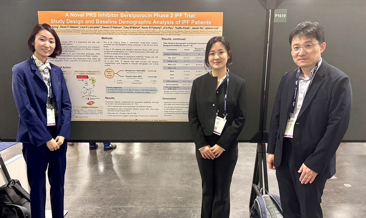 [서울=뉴시스] 송진우 교수(맨 오른쪽)가 베르시포로신 포스터 발표 현장에서 관계자들과 함께하고 있다. (사진=대웅제약 제공) 2025.06.04. photo@newsis.com *재판매 및 DB 금지