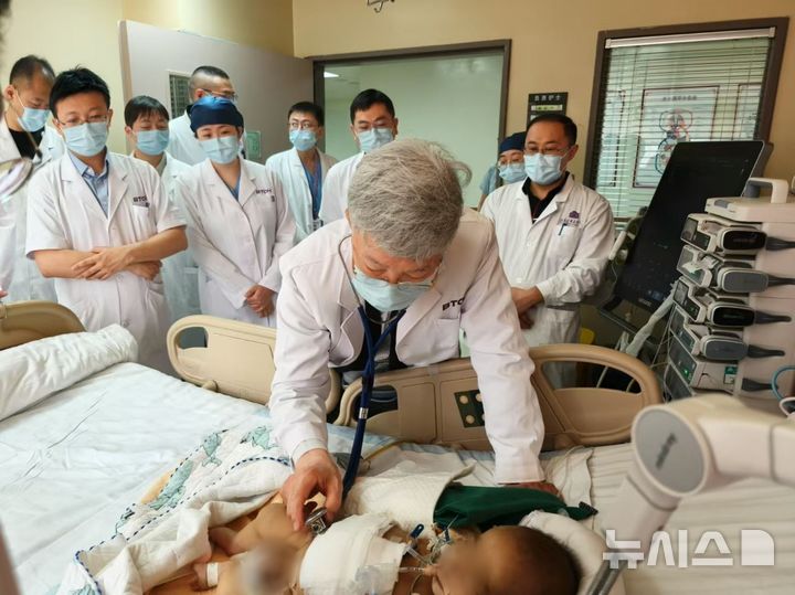 [서울=뉴시스]서울아산병원 간이식·간담도외과 이승규 석좌교수가 중국 칭화대 부속 창궁병원에서 생체 간이식 수술을 받은 환아의 상태를 살펴보고 있다. (사진= 서울아산병원 제공) 2025.06.04. photo@newsis.com. 