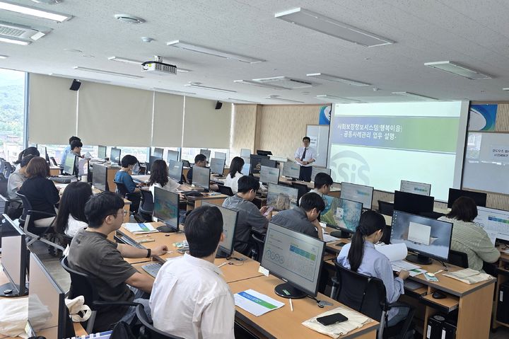 [대구=뉴시스] 대구시 달서구는 구청 통합사례관리사와 지역 내 종합사회복지관 사례관리 담당자 등 20명을 대상으로 공동사례관리 시스템 활용 교육을 실시했다. (사진=대구시 달서구 제공) 2025.06.04. photo@newsis.com *재판매 및 DB 금지