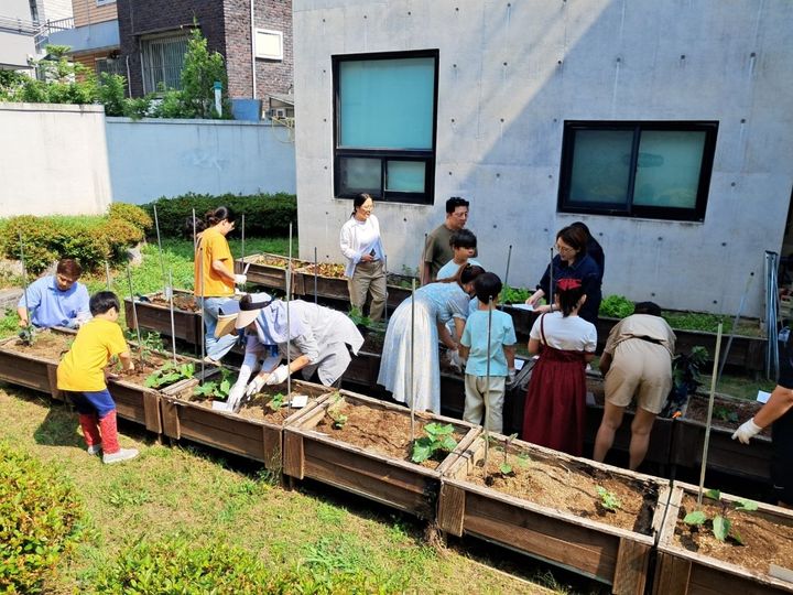 [대구=뉴시스] 대구시 남구는 드림스타트센터에서 '나는 드림스타트 꼬마농부' 자연 관찰 학습 프로그램을 진행했다. (사진=대구시 남구 제공) 2025.06.04. photo@newsis.com *재판매 및 DB 금지
