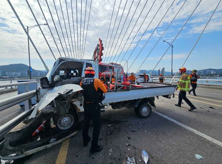 [춘천=뉴시스] 4일 소방당국은 이날 오전 9시 20분경 강원 춘천시 근화동 춘천레고랜드로 가는&nbsp; 춘천대교에서 카니발승합차가 1차로에서 다리공사 작업중인 1t트럭을 추돌하는.사고가 발생했다 고 밝혔다.&nbsp; 강원특별자치도&nbsp; 소방본부 제공. *재판매 및 DB 금지