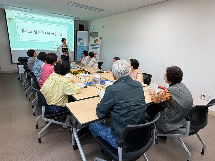 경산시, 치매예방 미술치유 프로그램 운영 (사진=경산시 제공) *재판매 및 DB 금지