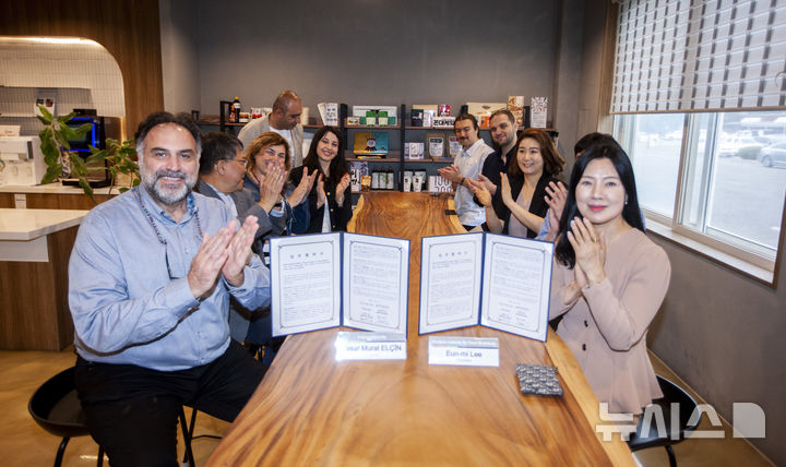 [전주=뉴시스] 전북바이오융합산업진흥원과 터키 앙카라대학교 ElcinLab이 업무협약(MOU)을 체결하고 기념촬영을 하고 있다.&nbsp; *재판매 및 DB 금지