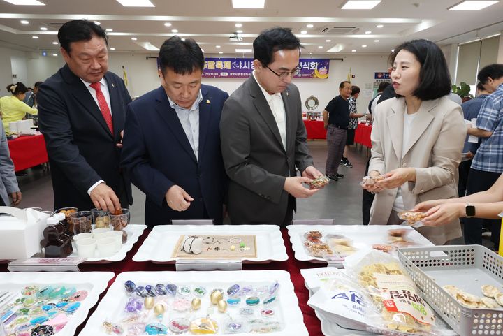 [대전=뉴시스] 조명휘 기자 = 박희종(오른쪽 두번째) 대전 동구청장이 4일 중앙시장활성화구역 상인회 강당에서 제3회 '동구야(夜)놀자' 야시장에서 선보일 음식을 시식하고 있다. (사진=동구청 제공) 2025.06.04. photo@newsis.com *재판매 및 DB 금지