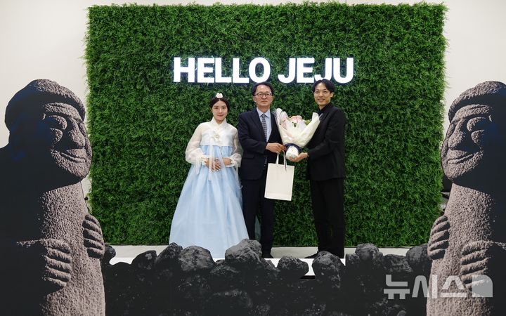 [제주=뉴시스] 고승철(가운데) 제주관광공사 사장이 지난 4일 일본발 중형급 럭셔리 크루즈인 '바이킹 에덴(Viking Yi Dun)'호를 이용해 제주항을 찾은 일본인 승객에게 꽃다발과 기념품을 증정하고 있다. (사진=제주관광공사 제공) 2025.06.04. photo@newsis.com *재판매 및 DB 금지