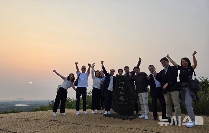 [제주=뉴시스] 일본 주요 여행사 부장단이 새별오름에 오른 후 기념촬영하는 모습. (사진=제주관광공사 제공) 2025.06.04. photo@newsis.com *재판매 및 DB 금지