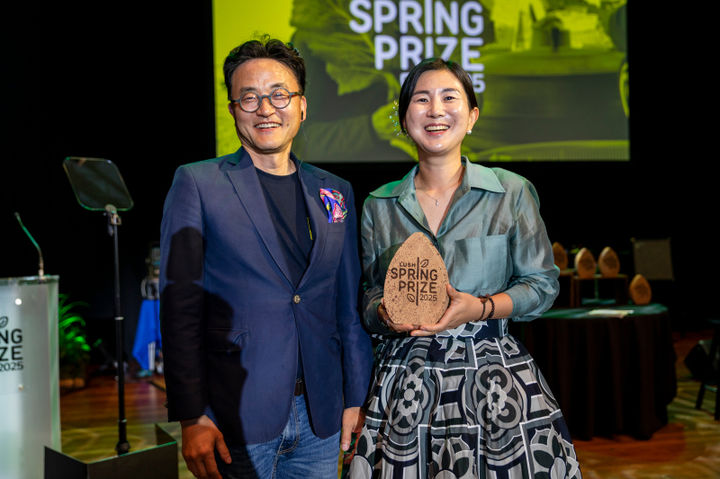 영월군의 청년마을 ‘밭멍(Battmung)’이 2025 러쉬 스프링 프라이즈 2025에서 퍼머컬처 매거진 어워드 부문을 수상하고 있다.(사진=영월군 제공) *재판매 및 DB 금지