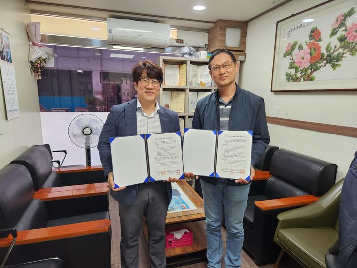 [대전=뉴시스] 우송정보대 자율전공학부 스포츠운동재활과와 대전곰두리 봉사연합회 협약식 기념촬영. (사진=우송정보대 제공) 2025.06.04. photo@newsis.com *재판매 및 DB 금지