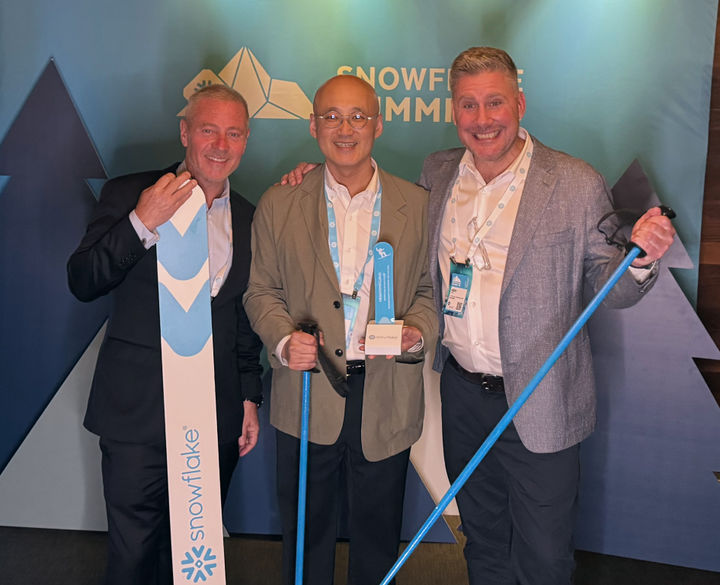 현지시간 2일 미국 샌프란시스코에서 개막한 ‘Snowflake Summit 2025’에서 (왼쪽부터) 존 로버트슨(Jon Robertson) 스노우플레이크 아시아태평양 및 일본 지역 사장, 염동훈 메가존클라우드 대표, 애쉬 윌리스(Ash Willis) 스노우플레이크 아시아태평양 지역 파트너 얼라이언스 부사장이 기념촬영을 하고 있다.(사진=메가존클라우드 제공) *재판매 및 DB 금지