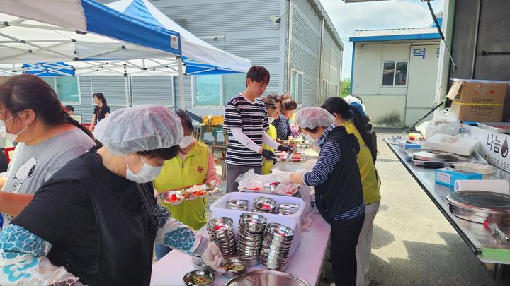 [논산=뉴시스] 논산시사람꽃복지관 내 소중한 사람들(장애인)이 사람꽃밥차 자원봉사 활동에 나서고 있다. (사진=논산시 제공) 2025.06.04. photo@newsis.com *재판매 및 DB 금지