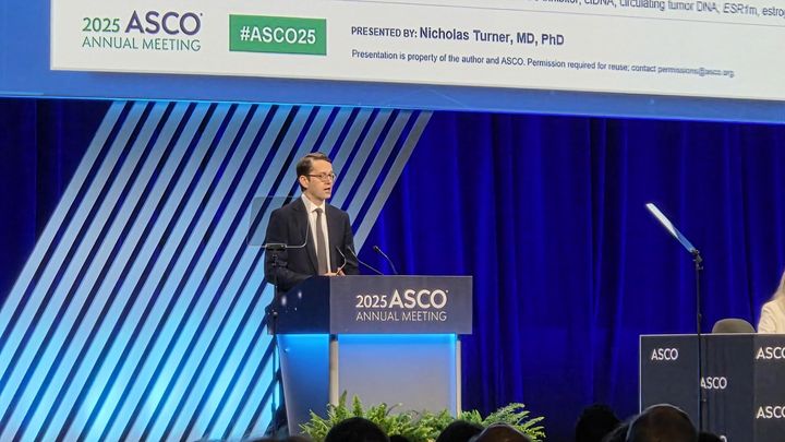 [서울=뉴시스] 지난 1일(현지 시간) SERENA-6 임상시험 공동 책임연구자인 영국 런던 암연구소 및 로열 마스든 병원의 니콜라스 터너 박사가 미국 시카고에서 열린 2025년 미국임상종양학회 연례회의(ASCO) 플레너리 세션에서 발표했다. (사진=아스트라제네카 제공) 2025.06.04. photo@newsis.com *재판매 및 DB 금지