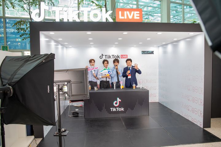 [서울=뉴시스] 틱톡이 지난달 28일부터 30일까지 제주국제컨벤션센터에서 열린 '2025 제주 평화와 번영 포럼' 공식 파트너로 참여했다고 4일 밝혔다. 틱톡라이브 부스에서 보컬 그룹 '플레이리스트'와 오영훈 제주도지사가 함께 실시간 라이브 방송을 진행한 모습 (사진=틱톡 제공) *재판매 및 DB 금지