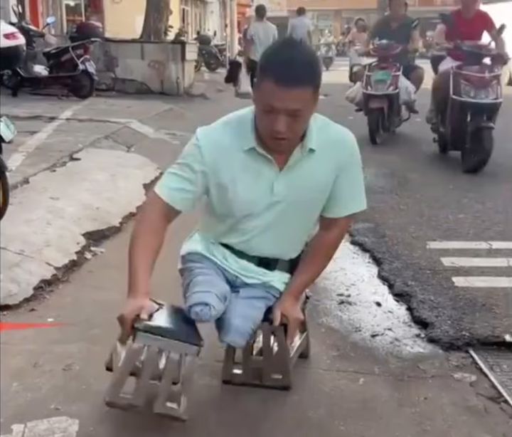 [뉴시스]두 다리가 없는 중국의 한 거리 구두 수선공이 독학으로 공부해 유창한 영어 실력을 갖고, 하버드대에서 연설하는 것까지 꿈꾸고 있다는 사연이 주목을 받고 있다. (사진=bjnews) 2025.6.4 *재판매 및 DB 금지