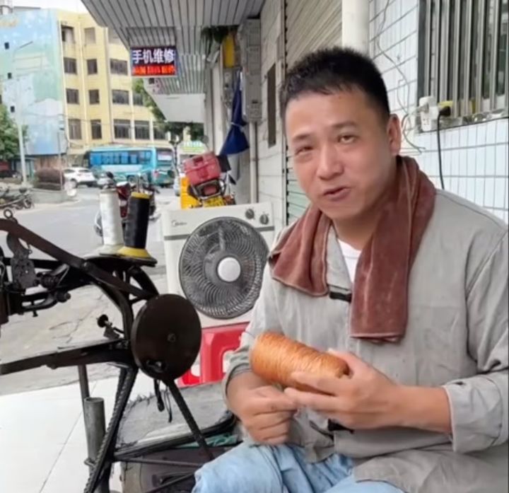 [뉴시스]두 다리가 없는 중국의 한 거리 구두 수선공이 독학으로 공부해 유창한 영어 실력을 갖고, 하버드대에서 연설하는 것까지 꿈꾸고 있다는 사연이 주목을 받고 있다. (사진=bjnews) *재판매 및 DB 금지