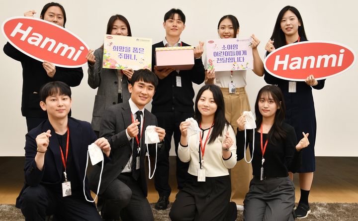 [서울=뉴시스] 한미사이언스와 한미약품 직원들이 소아암 환아를 위한 응원의 마음을 담아 손수 제작한 ‘히크만 주머니’를 들고 기념촬영을 하고 있다. (사진=한미사이언스 제공) 2025.06.04. photo@newsis.com *재판매 및 DB 금지