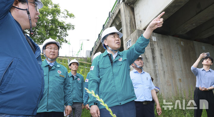 [전주=뉴시스] 김관영 전북도지사가 여름철 자연재난 대비 현장행정을 펼치고 있다. *재판매 및 DB 금지