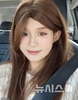 [뉴시스] 중국의 콘텐츠 크리에이터 첸첸(25)이 지난달 위암으로 숨졌다. 전문가들은 그 원인을 불규칙한 식사 습관과 매운 음식 과다 섭취로 설명했다. 