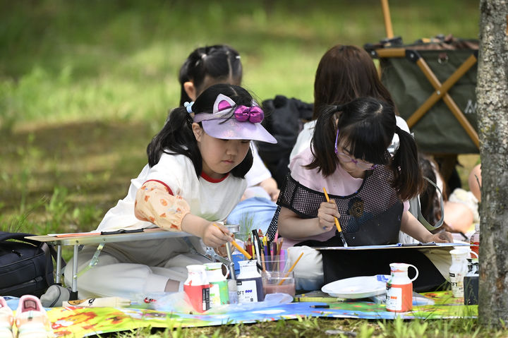 '그리기·글짓기대회' 그림 그리는 집중하는 어린이. *재판매 및 DB 금지