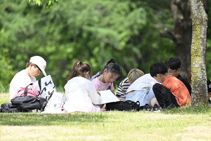 삼삼오오 모여 '그리기·글짓기대회' 참여한 어린이들. *재판매 및 DB 금지