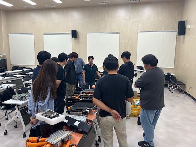 [서울=뉴시스] 한국교통안전공단이 전북 김제 특장차인증센터에서 전기차 실습교육을 시행하는 모습. photo@newsis.com *재판매 및 DB 금지