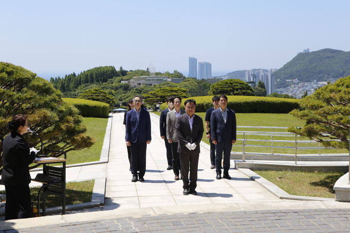 [부산=뉴시스] 신봉재 부산지방조달청장이 4일 부산 동구 중앙공원 충혼탑에서 순국선열과 호국영령의 희생을 기리며 참배하고 있다. (사진=부산지방조달청 제공) 2025.06.04. photo@newsis.com *재판매 및 DB 금지