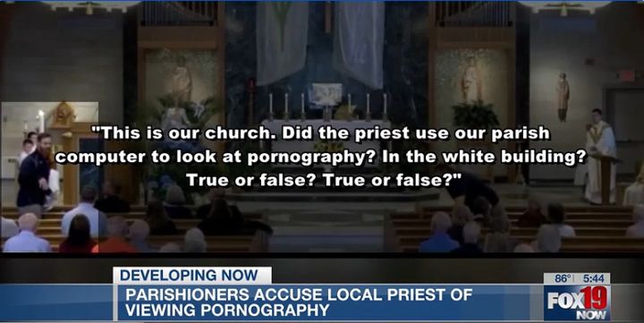 [뉴시스]미국의 한 성당에서 가톨릭 사제가 음란물을 시청했다는 의혹이 제기된 가운데, 이와 관련해 이 성당의 신자인 미국프로풋볼(NFL) 베테랑 선수가 미사 도중 강하게 진실을 요구해 경찰까지 출동하는 소동이 벌어지는 일이 있었다. (사진=FOX19 캡처) 2025.6.4 *재판매 및 DB 금지