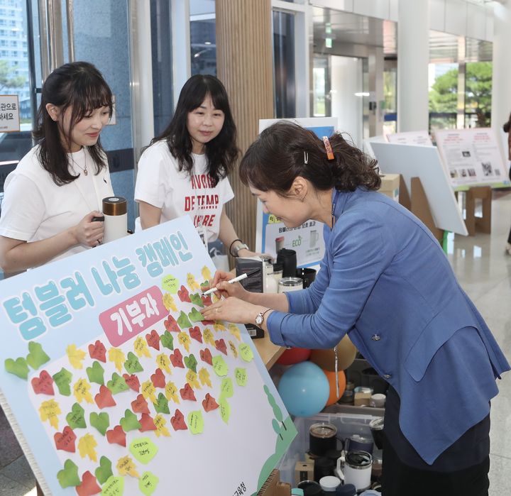 [무안=뉴시스] 4일 전남교육청 본청 1층 현관에서 열린 '용기 내 캠페인'. (사진 제공 = 전남교육청). 2025.06.04. photo@newsis.com *재판매 및 DB 금지