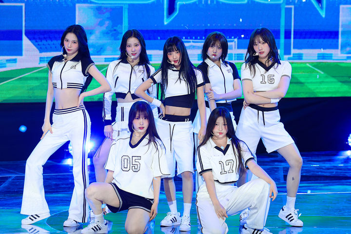 [서울=뉴시스] 신인 걸그룹 '유스피어'가 4일 서울 마포구 SBS프리즘 타워에서 열린 첫 번째 싱글 '스피드 존'(SPEED ZONE) 발매 기념 쇼케이스에서 타이틀곡 '줌'(ZOOM) 무대를 선보이고 있다. (사진=WM엔터테인먼트 제공) 2025.06.04 photo@newsis.com