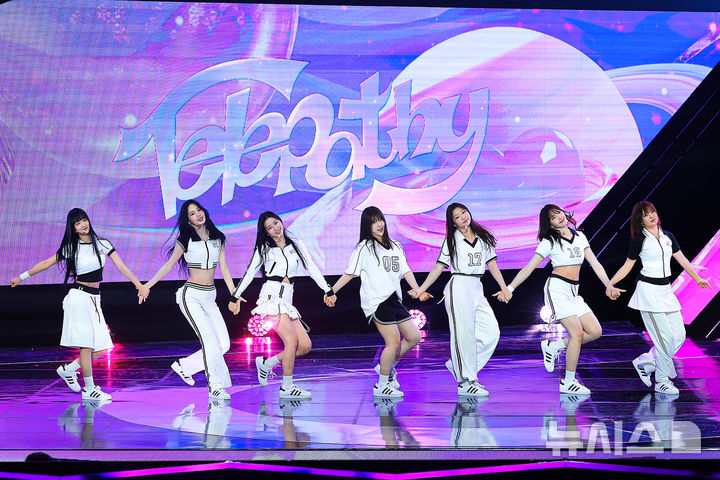 [서울=뉴시스] 신인 걸그룹 '유스피어'가 4일 서울 마포구 SBS프리즘 타워에서 열린 첫 번째 싱글 '스피드 존'(SPEED ZONE) 발매 기념 쇼케이스에서 타이틀곡 '줌'(ZOOM) 무대를 선보이고 있다. (사진=WM엔터테인먼트 제공) 2025.06.04 photo@newsis.com