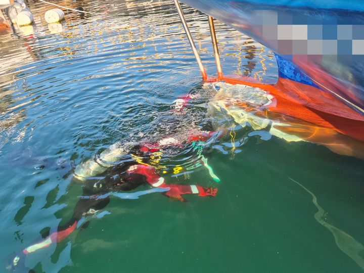 [통영=뉴시스] 신정철 기자= 통영해양경찰서는 4일 오전 5시 53분께 거제시 일운면 내도 북서방 약 1.2km 해상에서 거제선적 9.77t급 낚시어선 A호(승선원 15명)가 암초에 부딪혀 침수중이라는 신고를 접수받고 긴급구조에 나섰다. 사진은 구조대원들이 A호 인근 바닷물에 입수해 선저를 확인하고 있는 모습.(사진=통영해경 제공).2025.06.04. photo@newsis.com *재판매 및 DB 금지