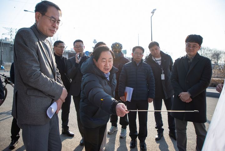 주광덕 남양주시장이 지난해 현장을 방문한 대도시권광역교통위원회 관계자들에게 상황을 설명하고 있다. (사진=남양주시 제공) photo@newsis.com *재판매 및 DB 금지