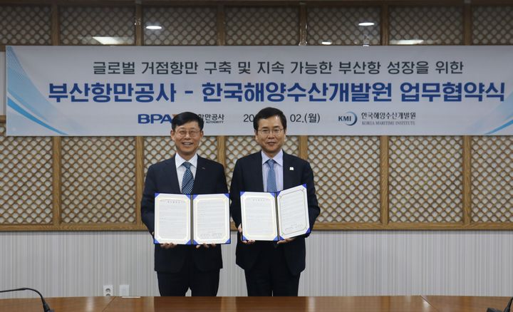 [부산=뉴시스] 2일 부산항만공사 송상근 사장(왼쪽)과 KMI 조정희 원장이 글로벌 거점 항만 구축 및 지속 가능한 부산항 성장 방안 마련을 위한 업무협약을 체결한 뒤 기념 사진을 촬영하고 있다. (사진=부산항만공사 제공) 2025.06.04. photo@newsis.com *재판매 및 DB 금지