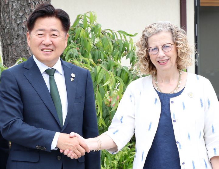 [제주=뉴시스] 오영훈(왼쪽) 제주지사가 4일 오후 잉거 안데르센 유엔환경계획(UNEP) 사무총장과 만나 악수하고 있다. (사진=제주도 제공) 2025.06.04. photo@newsis.com *재판매 및 DB 금지