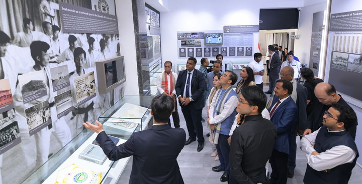 [서울=뉴시스] 인도 뉴델리의 주인도한국문화원에서 열리는 태권도 특별 순회전시 관람 모습. (사진 = 태권도진흥재단 제공) *재판매 및 DB 금지