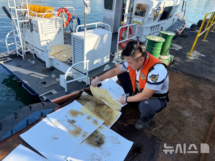 해경이 유출된 기름을 방제하고 있다.(사진=포항해양경찰서 제공)