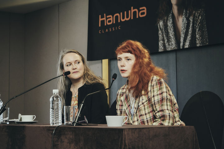 [서울=뉴시스] 한화클래식 2025-마법사의 불꽃 기자간담회.(왼쪽부터 아마릴리스 앙상블 예술감독 엘로이즈 가이야르, 소프라노 파트리샤 프티봉) (사진=제이에스바흐 제공) 2025.06.04. photo@newsis.com *재판매 및 DB 금지