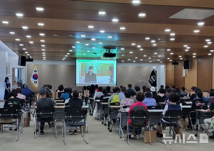 [성남=뉴시스] 성남시가 4일 시청 3층 한누리에서 위탁가정 부모 100명이 참석한 가운데 보수교육을 실시했다 (사진=성남시 제공) 2025.06.04.photo@newsis.com