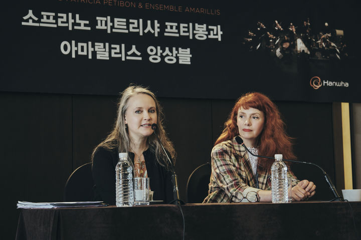 [서울=뉴시스] 한화클래식 2025-마법사의 불꽃 기자간담회.(왼쪽부터 아마릴리스 앙상블 예술감독 엘로이즈 가이야르, 소프라노 파트리샤 프티봉) (사진=제이에스바흐 제공) 2025.06.04. photo@newsis.com *재판매 및 DB 금지