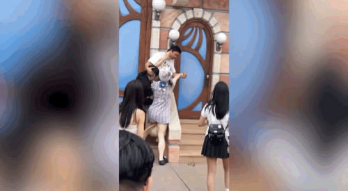 [뉴시스] 중국 상하이 디즈니랜드에서 줄을 서던 관람객들이 난투극을 벌이고 있다. (사진=뉴욕포스트) 2025.06.03.  *재판매 및 DB 금지 *재판매 및 DB 금지