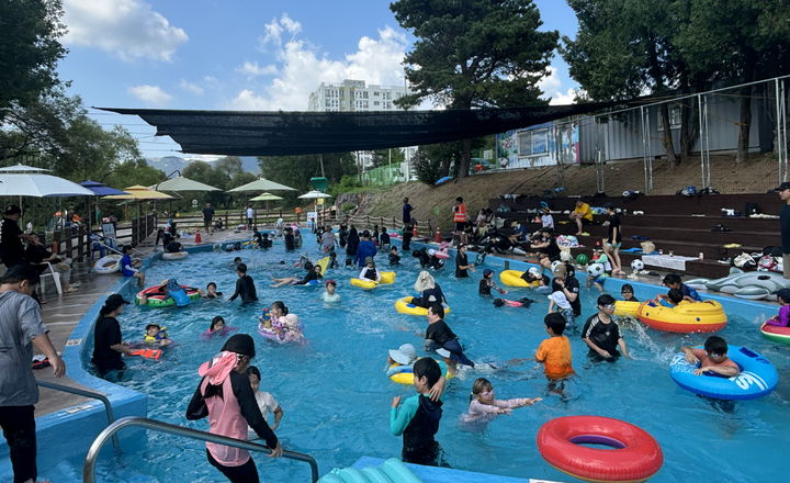 [계룡=뉴시스] 계룡 두계천 생태공원 물놀이장. (사진=계룡시 제공) 2025.06.04. photo@newsis.com *재판매 및 DB 금지