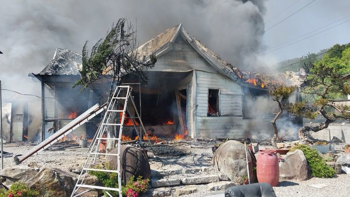 [진주=뉴시스]진주시 미천면 단독주택 화재.(사진=소방당국 제공).2025.06.04.photo@newsis.com *재판매 및 DB 금지