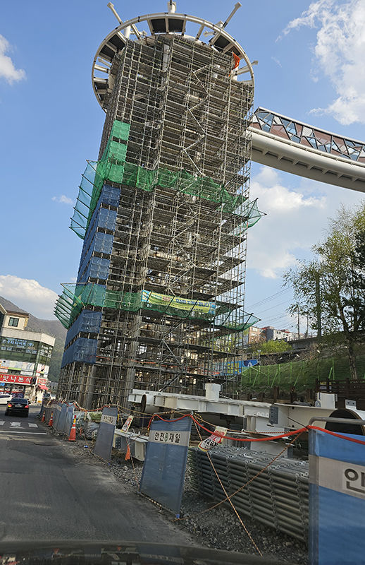 태백시 황지동 태백힐링시티타워 공사 현장. 당초 예정보다 공시기간이 지연되면서 시민불편이 가중되고 있다.(사진=뉴시스) *재판매 및 DB 금지