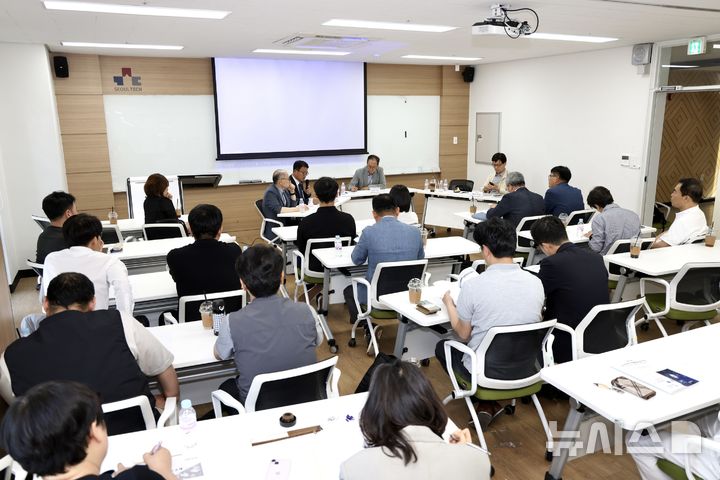 [세종=뉴시스]스마트 에너지 플랫폼 심포지엄 발표자들이 토론하는 모습(사진 오른쪽 위)과 청중들 모습.(사진=한전KDN 제공)