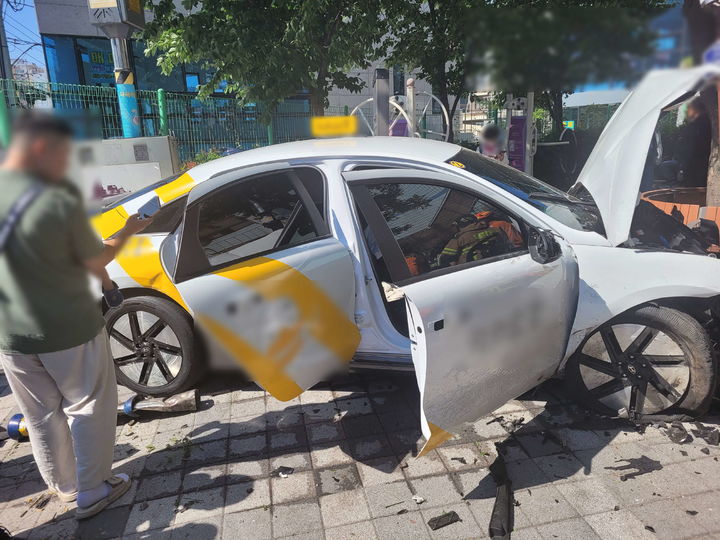 [부산=뉴시스] 4일 오후 3시13분께 부산 사하구의 한 도로에서 운행 중이던 택시가 인도로 돌진하는 사고가 발생, 보행자 등 4명이 경상을 입었다. (사진=부산경찰청 제공) 2025.06.04. photo@newsis.com *재판매 및 DB 금지